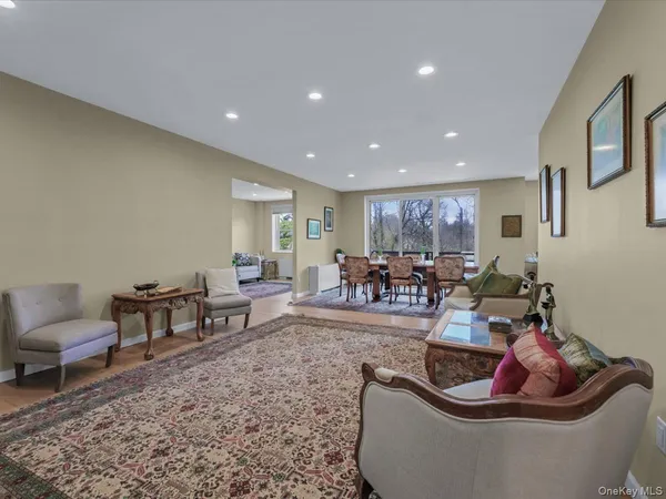 $898,000 | 1 Kensington Gate, Unit PH 14, Great Neck, NY 11021