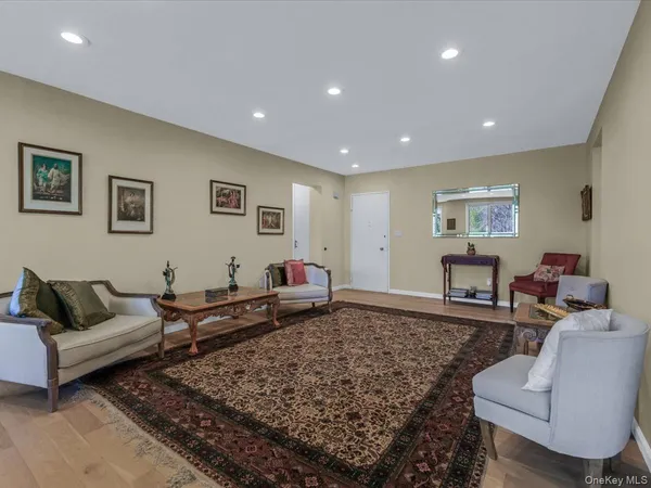 $898,000 | 1 Kensington Gate, Unit PH 14, Great Neck, NY 11021