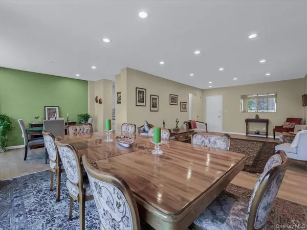 $898,000 | 1 Kensington Gate, Unit PH 14, Great Neck, NY 11021