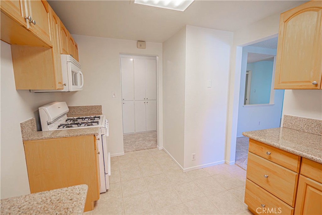 19433 Oak Crossing Road Newhall, CA 91321 - Photo 11 of 51 kitchen