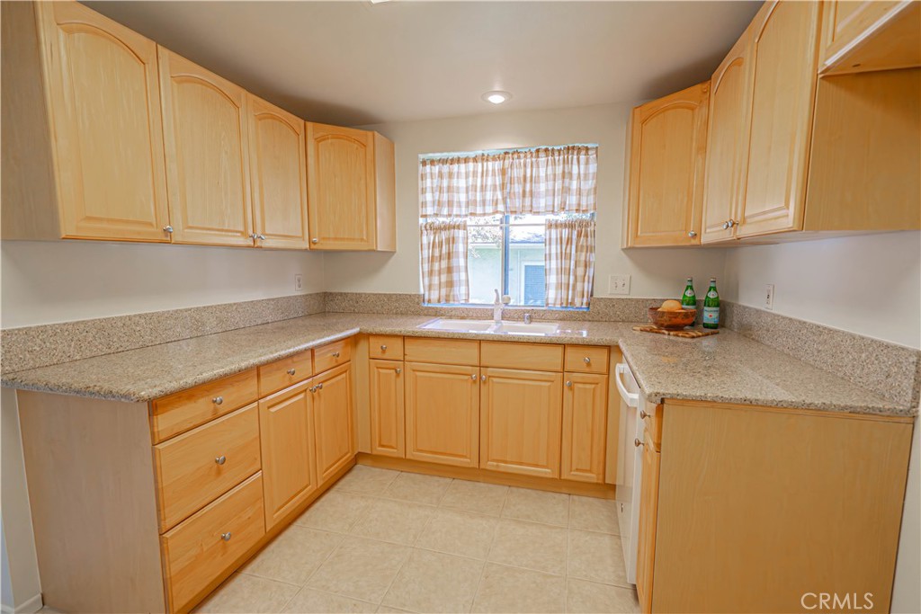 19433 Oak Crossing Road Newhall, CA 91321 - Photo 8 of 51 kitchen