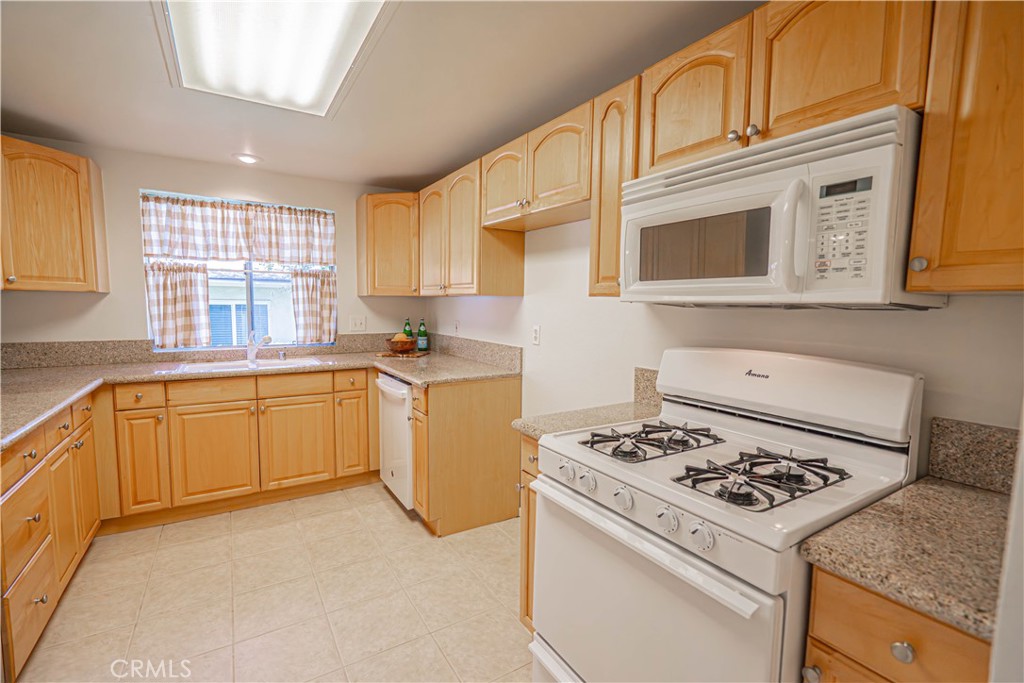 19433 Oak Crossing Road Newhall, CA 91321 - Photo 9 of 51 kitchen