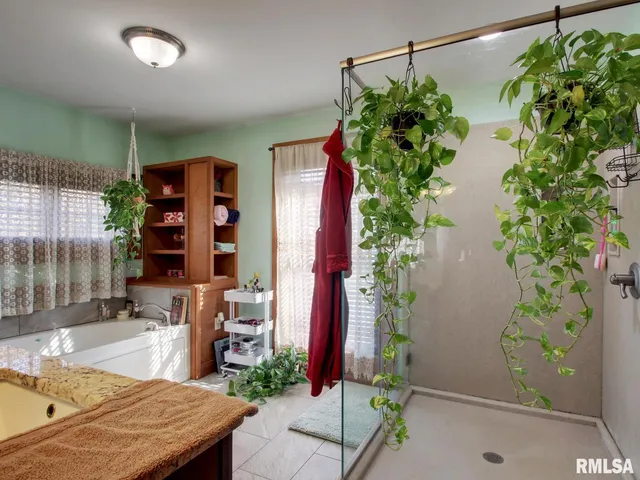 $349,900 | 911 Ridgewood Drive, Quincy, IL 62301