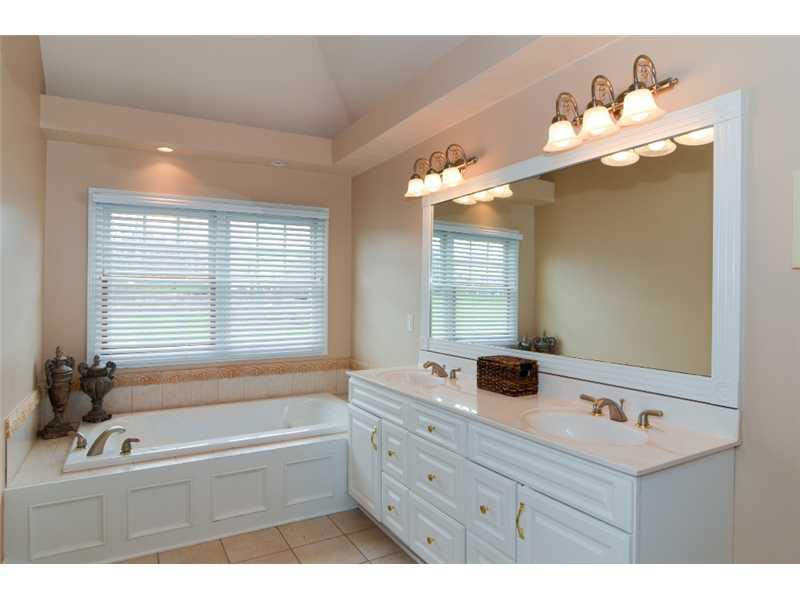 10329 Ridgecrest Point Wexford, PA 15090 - Photo 23 of 25 Master Bath/Spa.