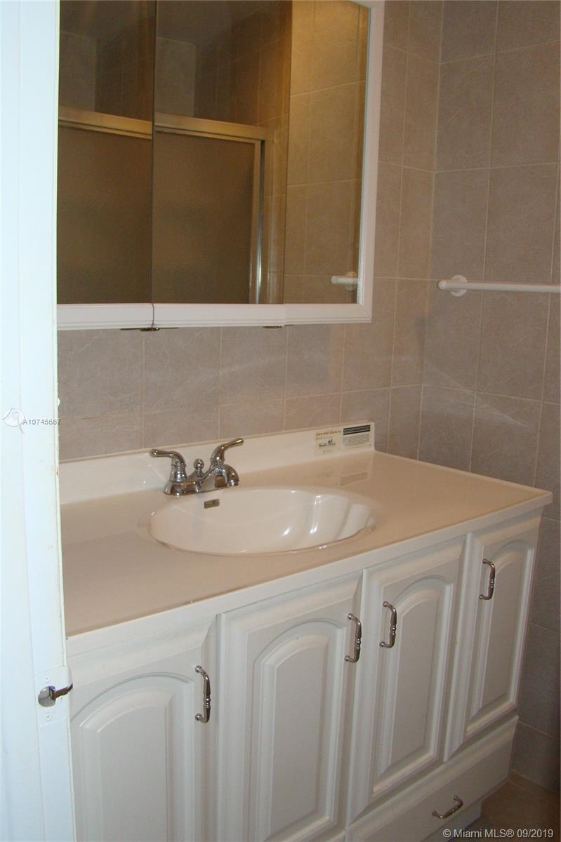 138 Fox Road, Unit 446 Hollywood, FL 33024 - Photo 16 of 21 Gallery Image 16