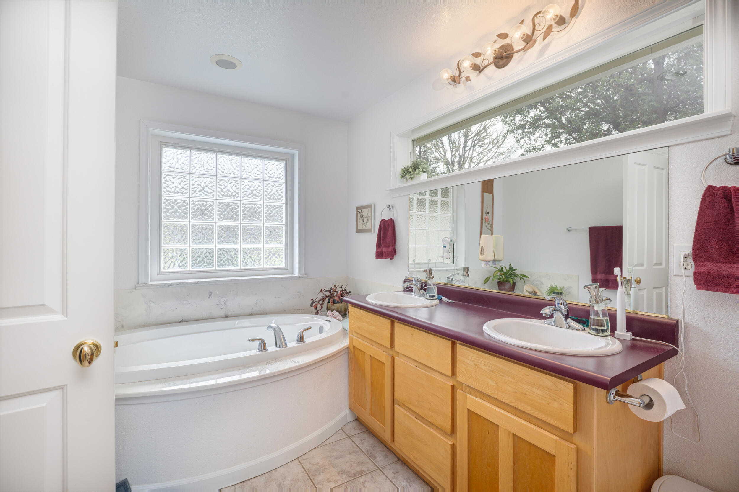 1570 Dick George Road Cave Junction, OR 97523 - Photo 21 of 41 Primary Bathroom
