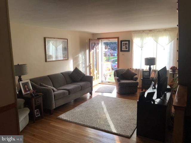 5333 Delmar Road Clifton Heights, PA 19018 - Photo 4 of 31 Living room