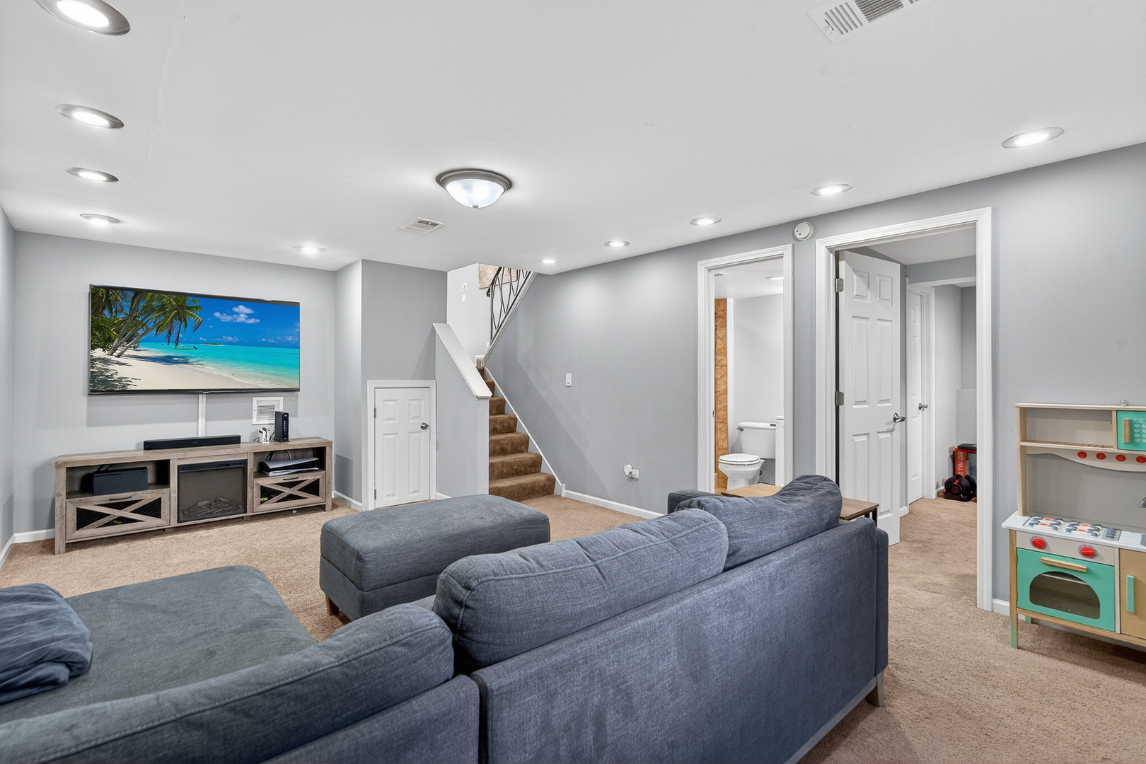 14 Devonshire Circle Elgin, IL 60123 - Photo 13 of 21 a living room with furniture and a flat screen tv
