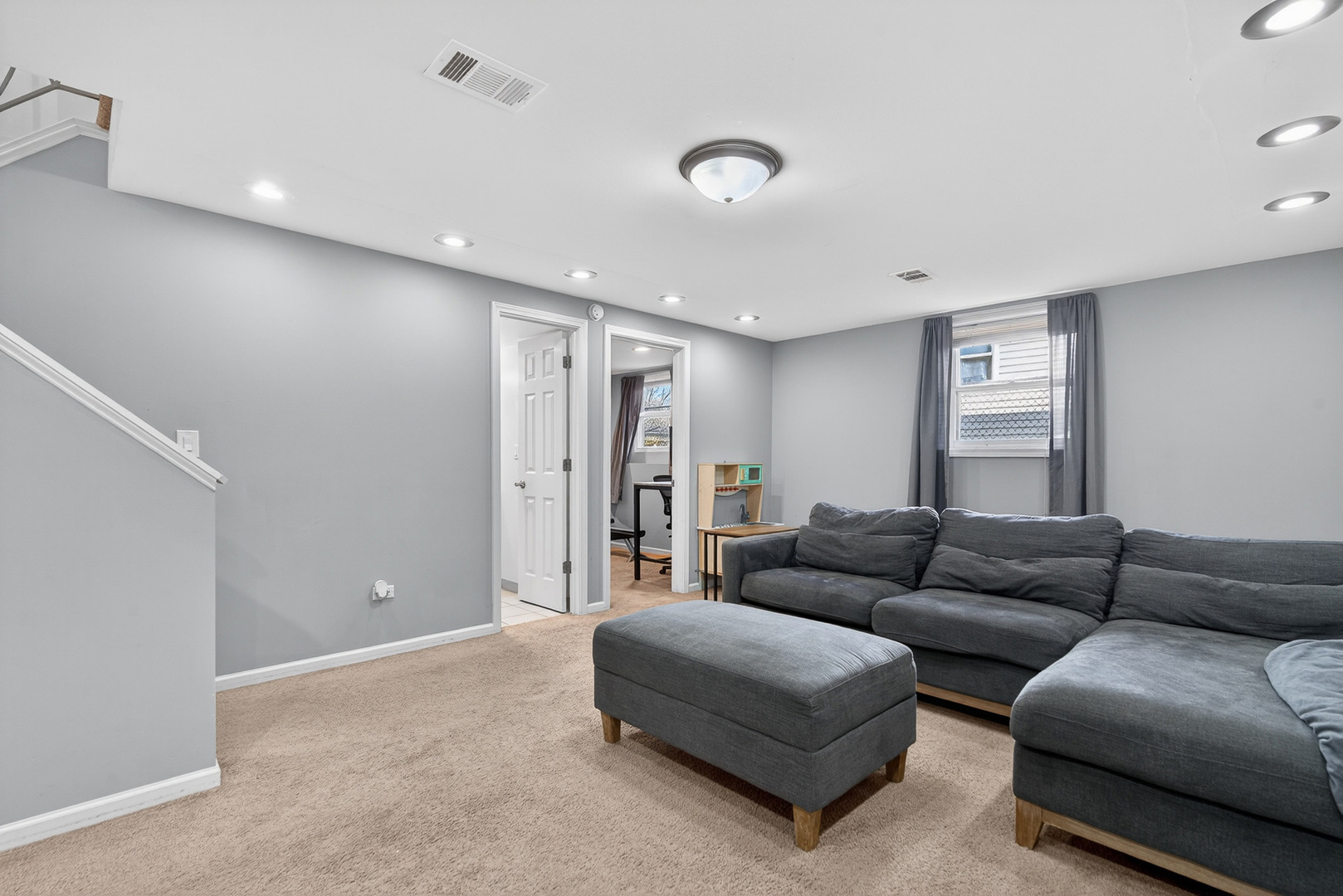 14 Devonshire Circle Elgin, IL 60123 - Photo 14 of 21 a living room with furniture and a couch