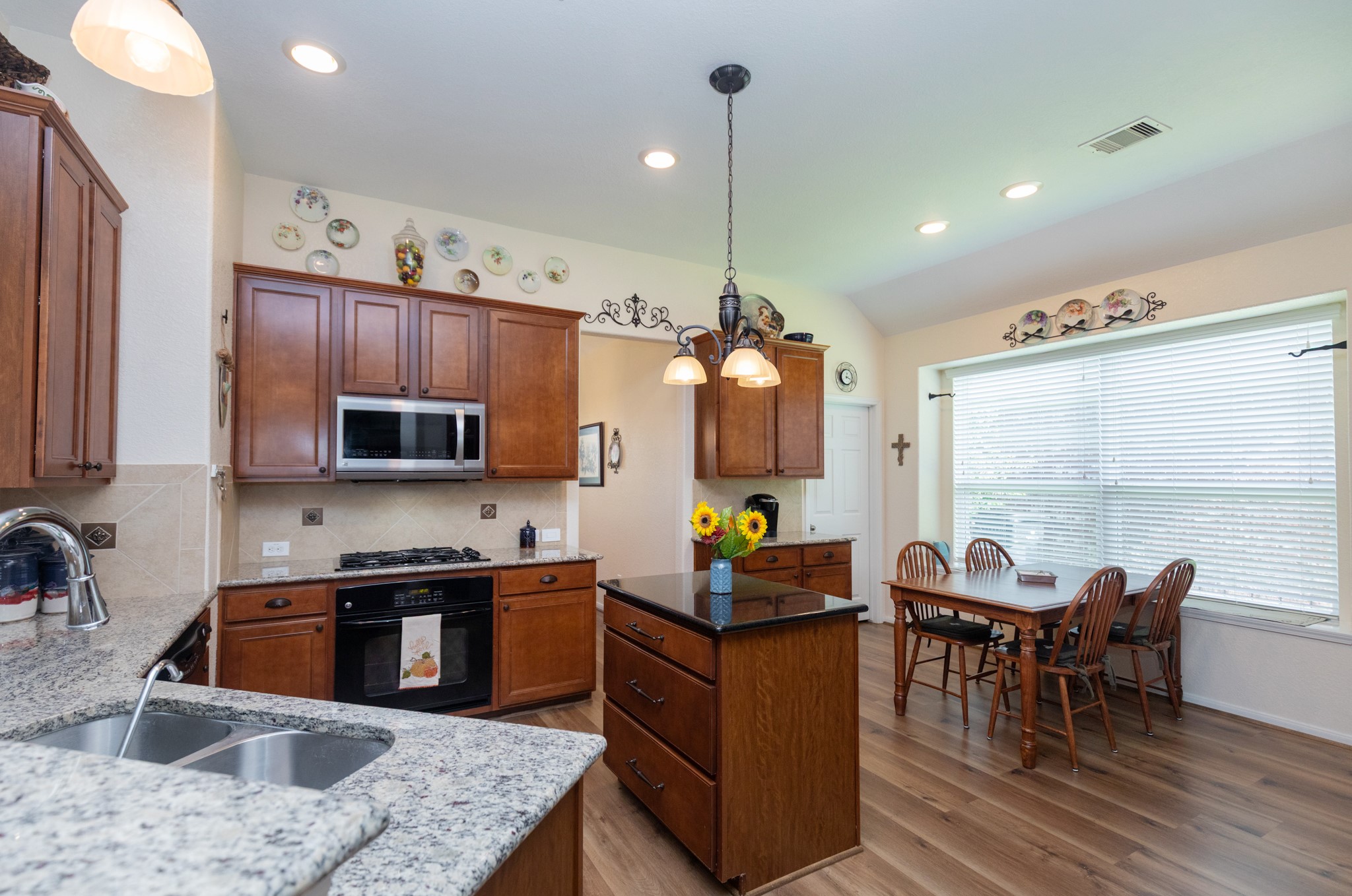 6111 Wickshire Drive Rosenberg, TX 77471 - Photo 13 of 30 Kitchen