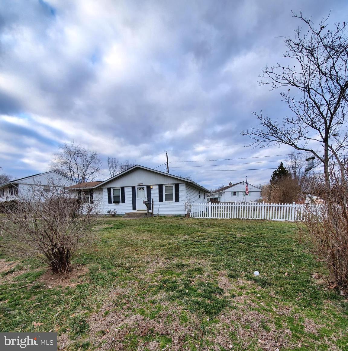 601 Banyan Road Edgewood, MD 21040 - Photo 31 of 31 a large building with a yard