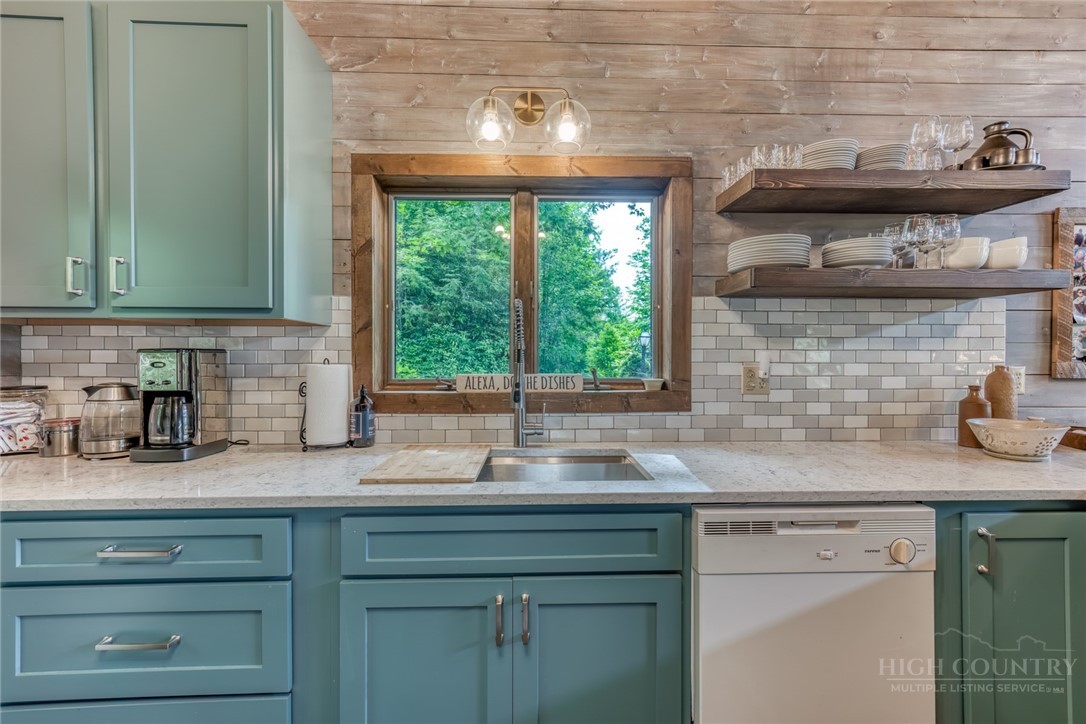 392 Locust Road Newland, NC 28657 - Photo 4 of 43