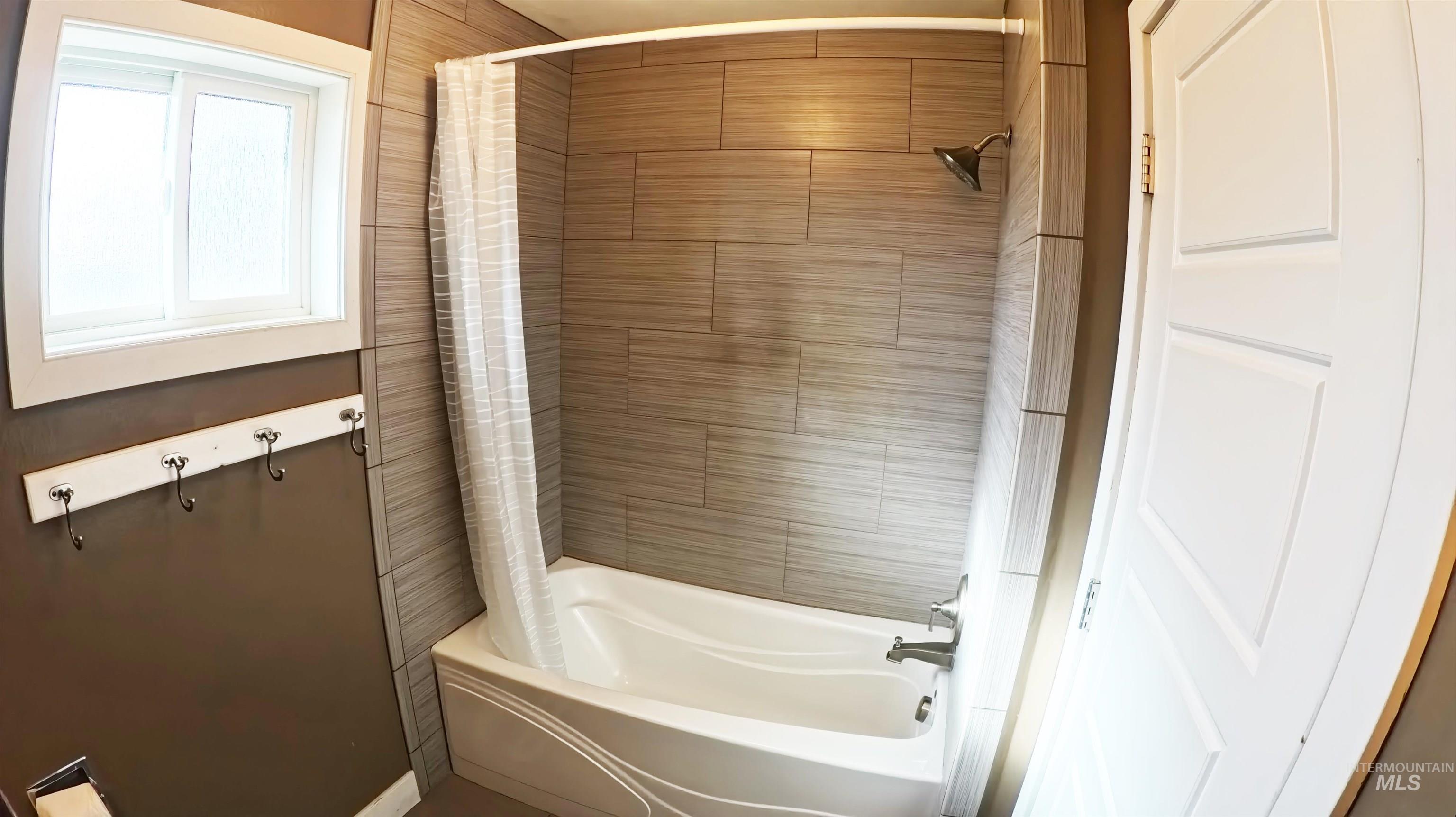 223 Hillcrest Road Burley, ID 83318 - Photo 20 of 27 Bathroom featuring shower / bath combo with shower curtain