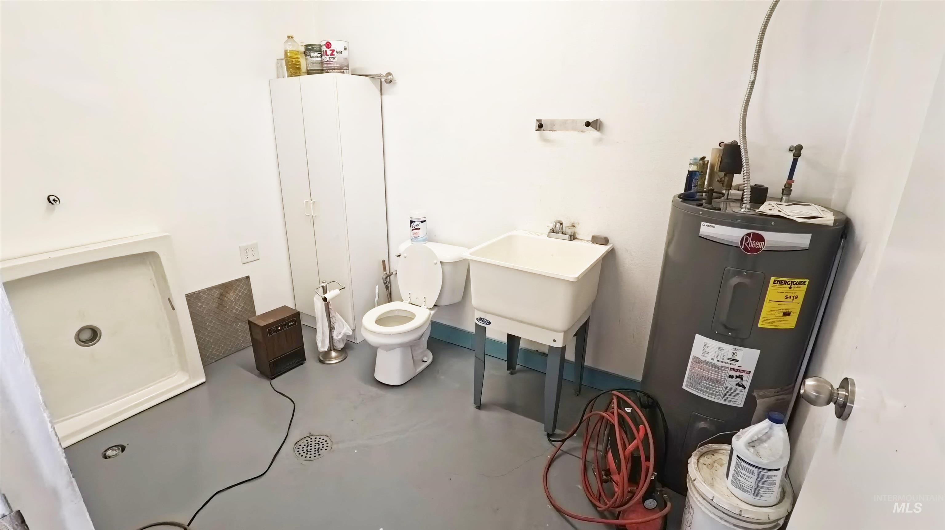223 Hillcrest Road Burley, ID 83318 - Photo 25 of 27 Utility room with water heater