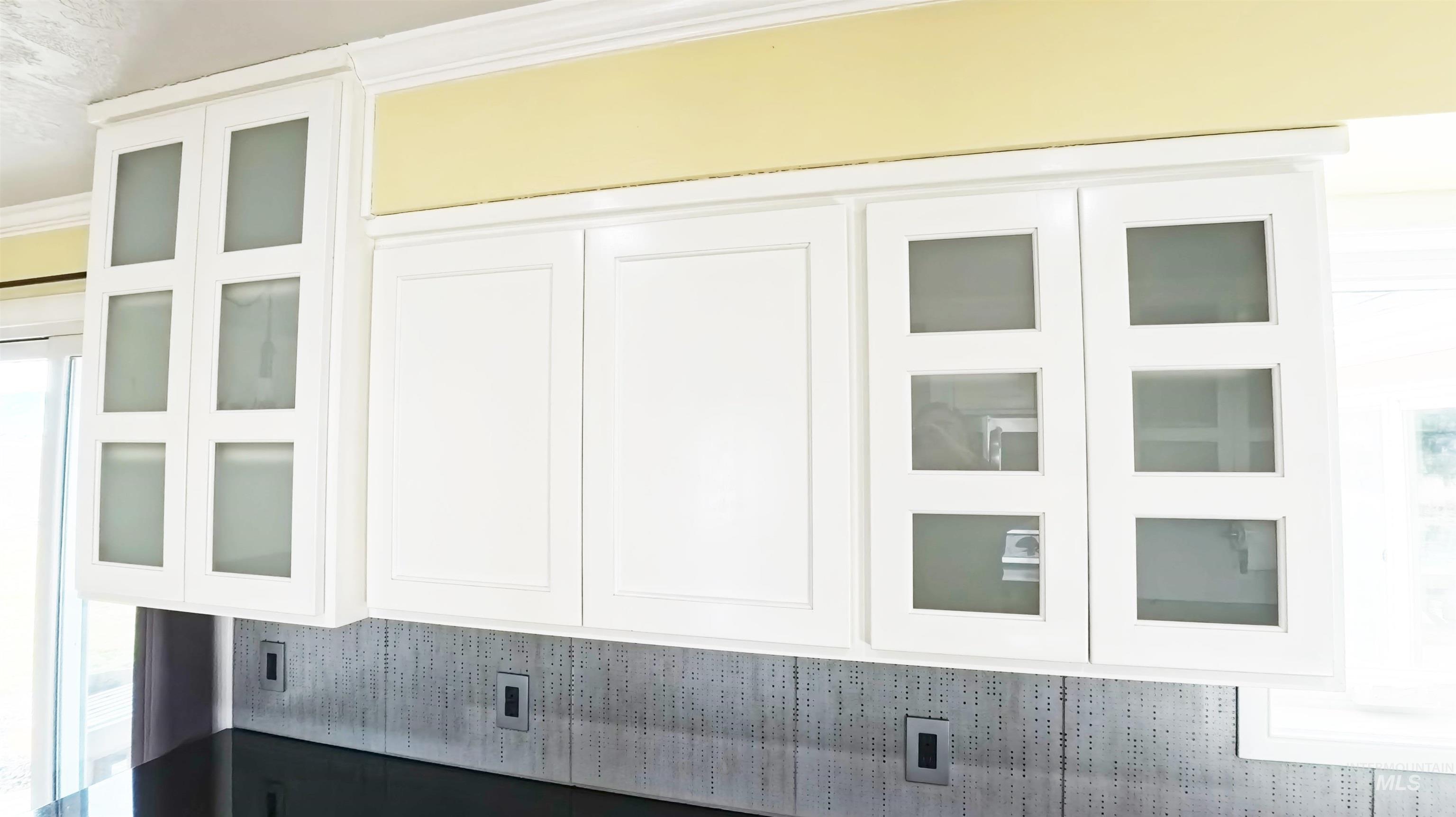 223 Hillcrest Road Burley, ID 83318 - Photo 10 of 27 Detailed view of crown molding