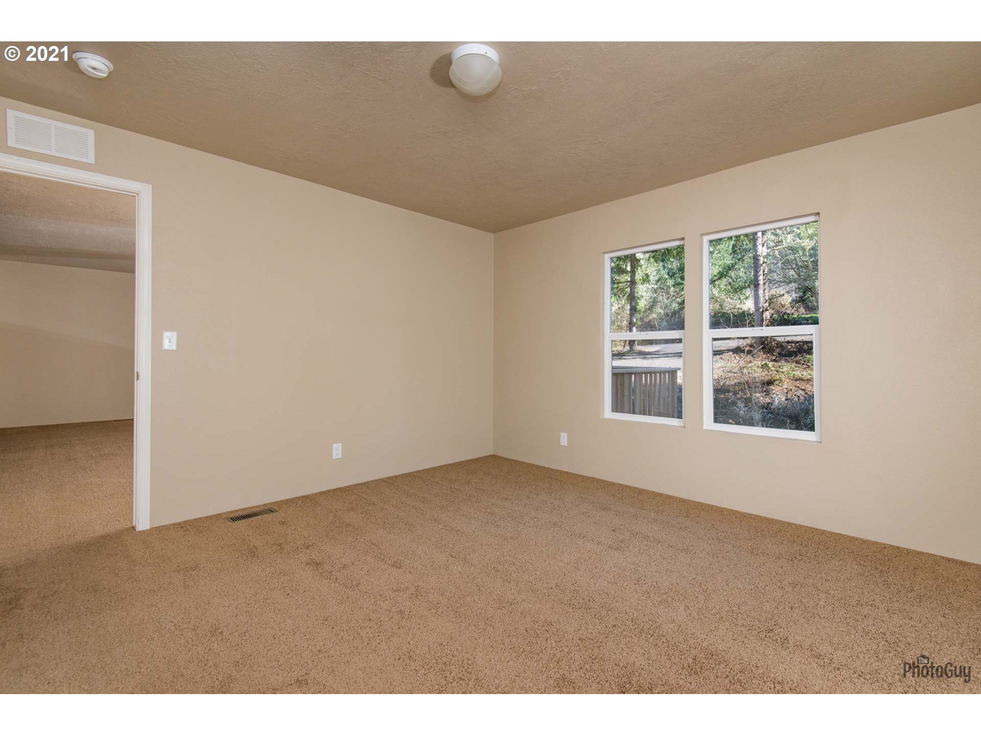 32390 Dillard Road Eugene, OR 97405 - Photo 11 of 32 Gallery Image 11