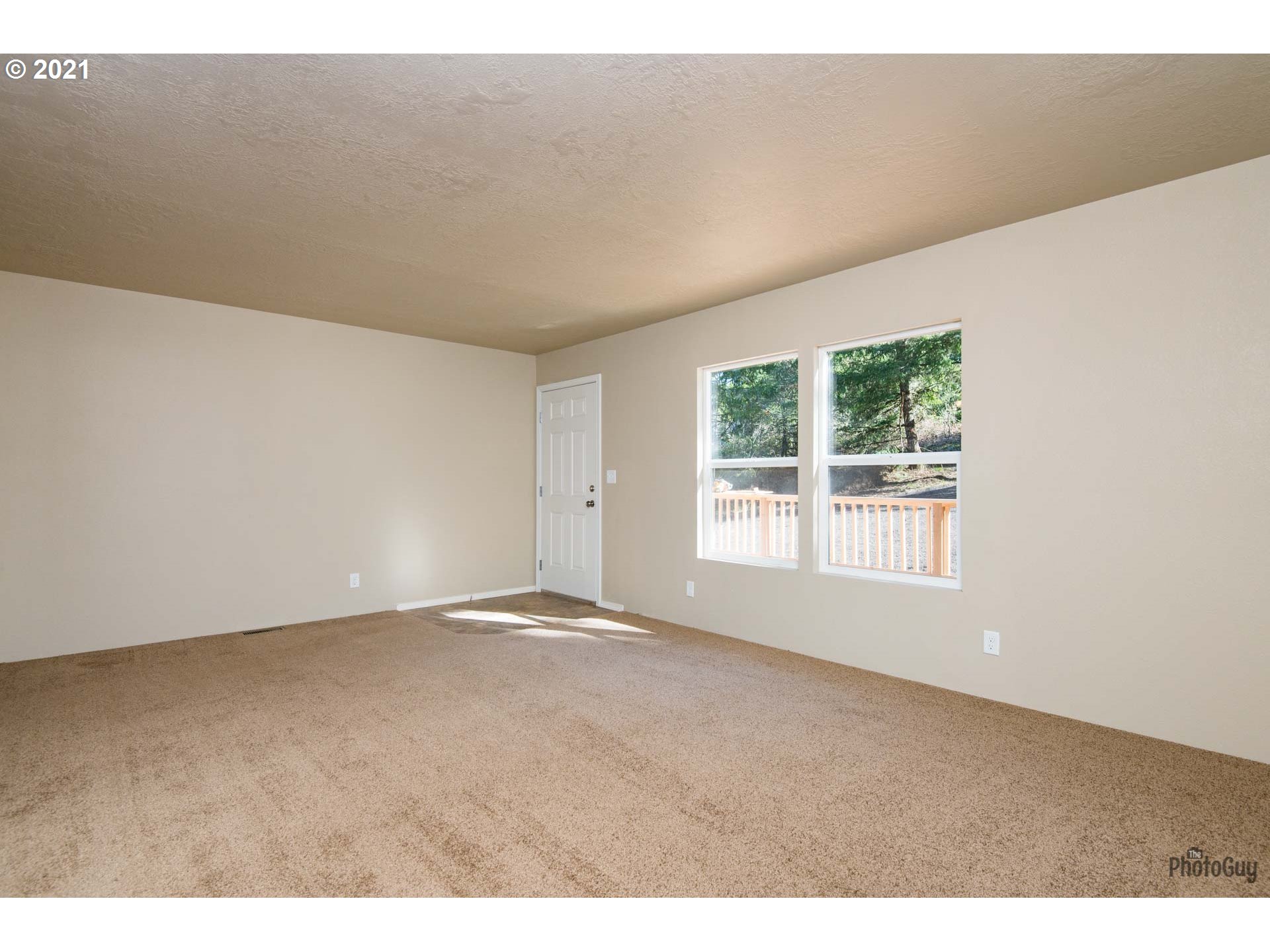 32390 Dillard Road Eugene, OR 97405 - Photo 3 of 32 Gallery Image 3