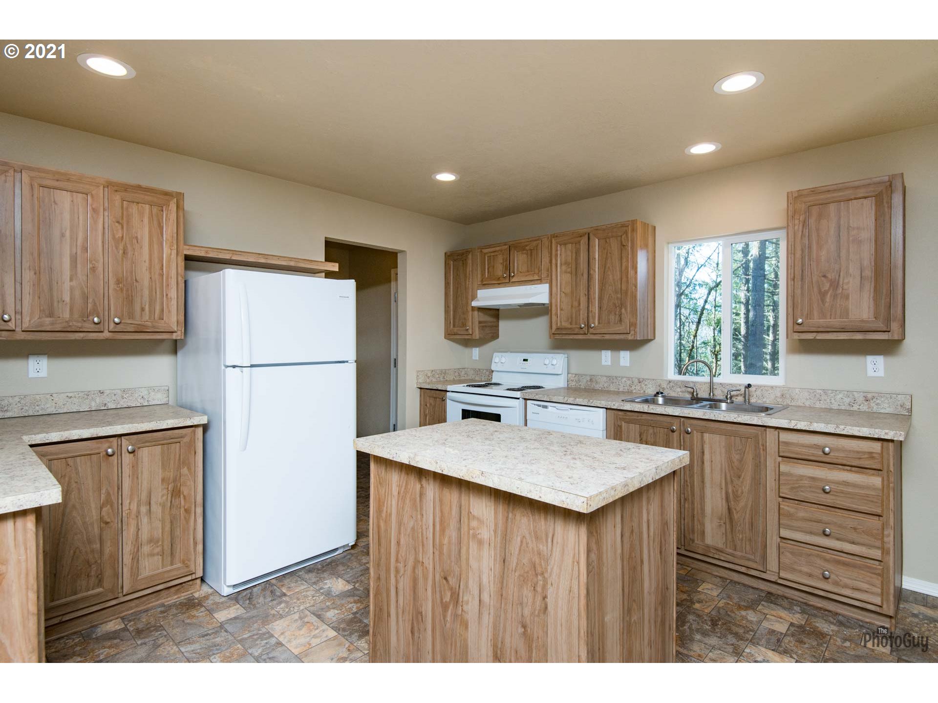 32390 Dillard Road Eugene, OR 97405 - Photo 6 of 32 Gallery Image 6