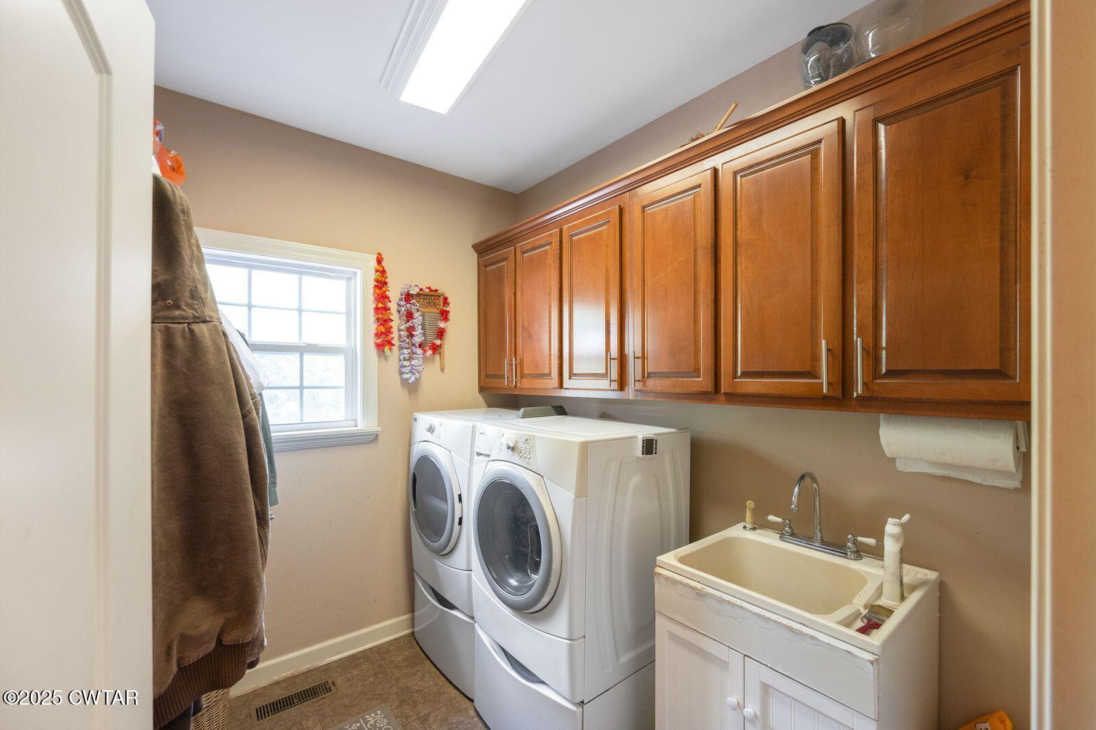 2400 Sand Ridge Bargerton Road Lexington, TN 38351 - Photo 16 of 48 a utility room with dryer and washer