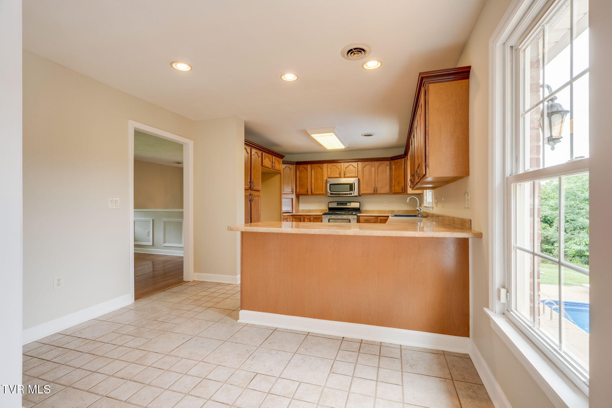 2125 Bonaire Road Kingsport, TN 37660 - Photo 13 of 49 009