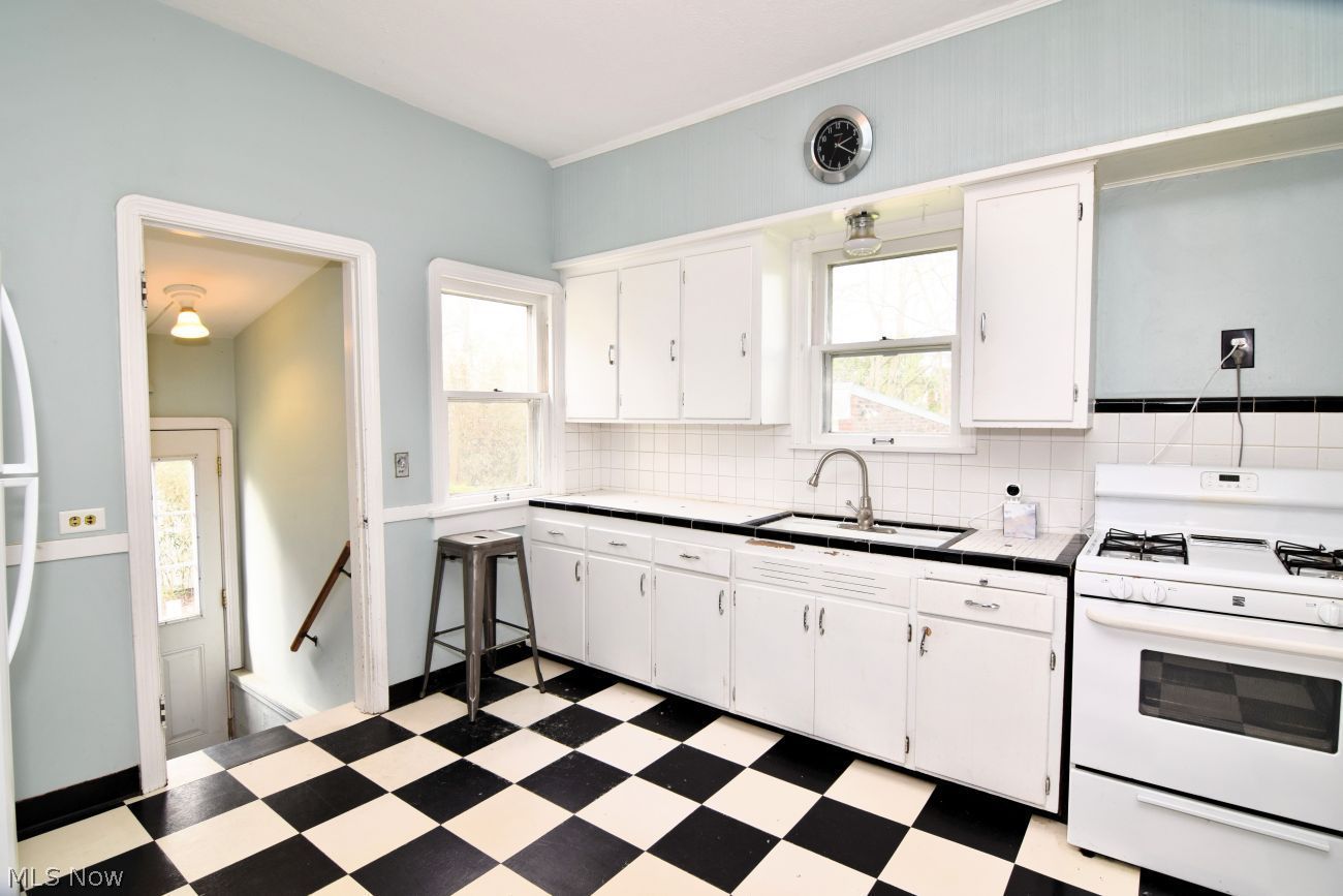 1532 Sheridan Road Cleveland, OH 44121 - Photo 14 of 29 Kitchen