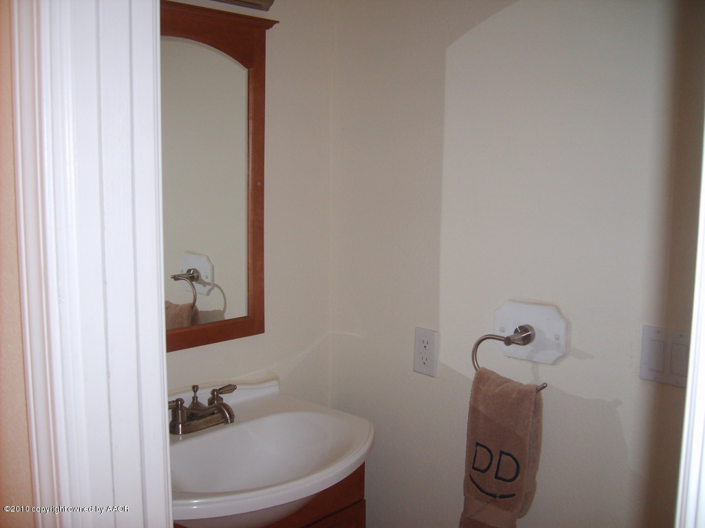 11601 Tascosa Road Amarillo, TX 79124 - Photo 18 of 26 Half bath in hall
