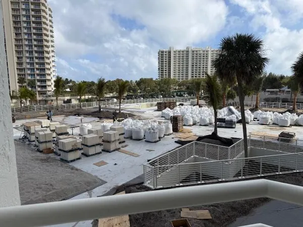 a view of a parking area