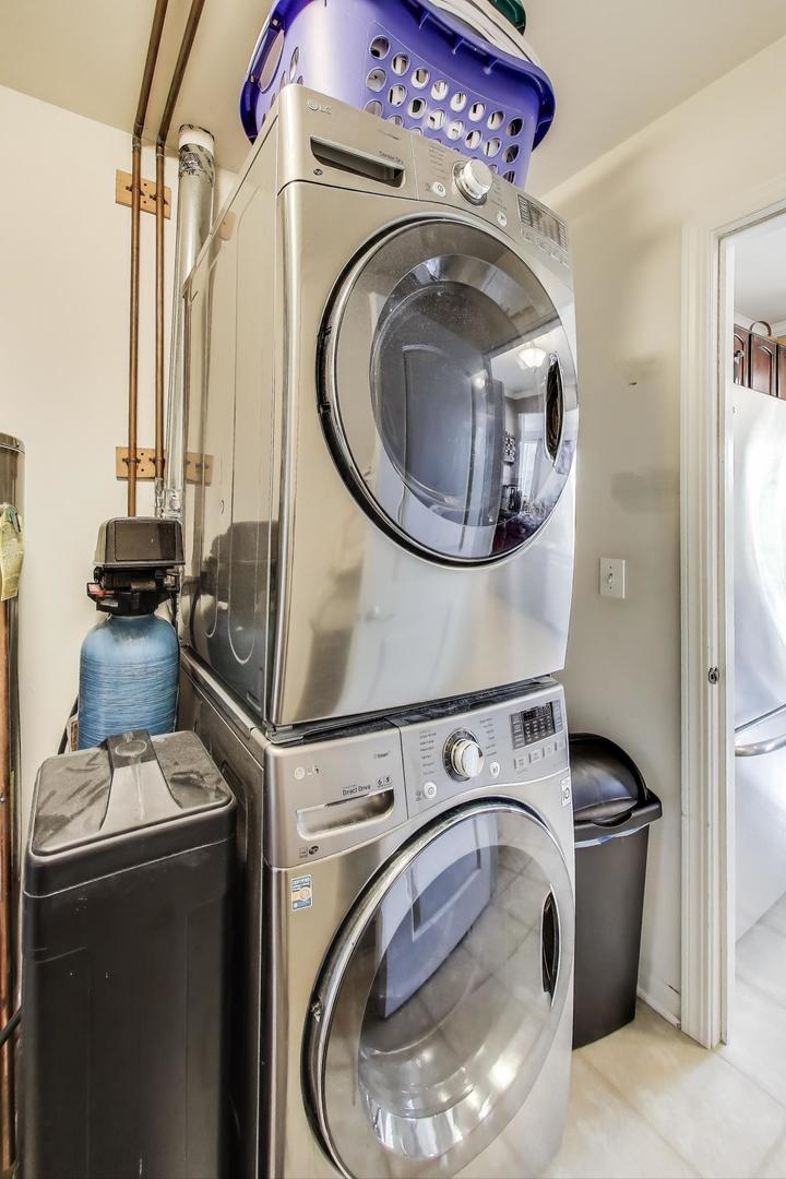 1113 Draper Road McHenry, IL 60050 - Photo 20 of 25 a utility room with dryer and washer