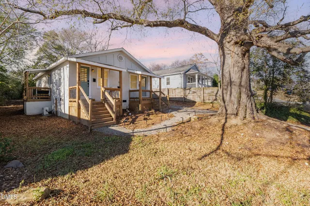 a view of a house with a yard