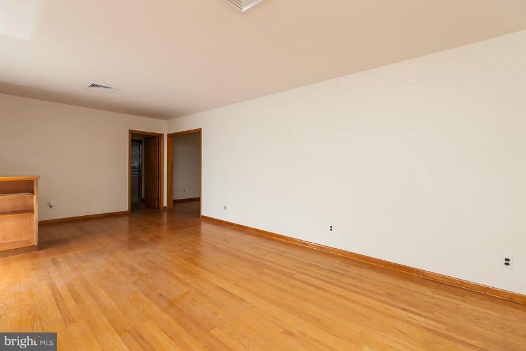 303 Farragut Road Annapolis, MD 21401 - Photo 3 of 28 Living Room