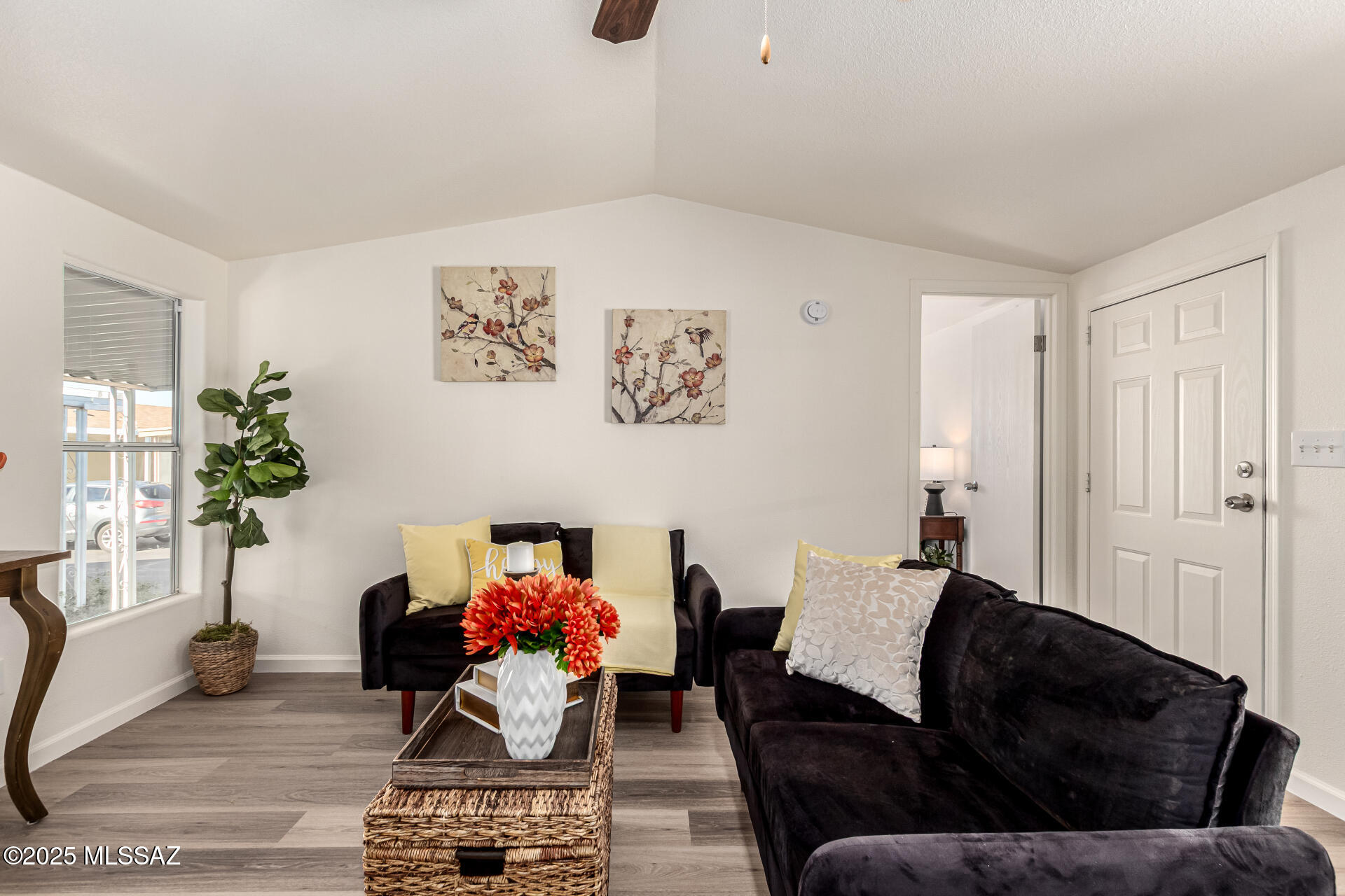 8401 South Kolb Road, Unit 94 Tucson, AZ 85756 - Photo 5 of 24 a living room with furniture and flowers
