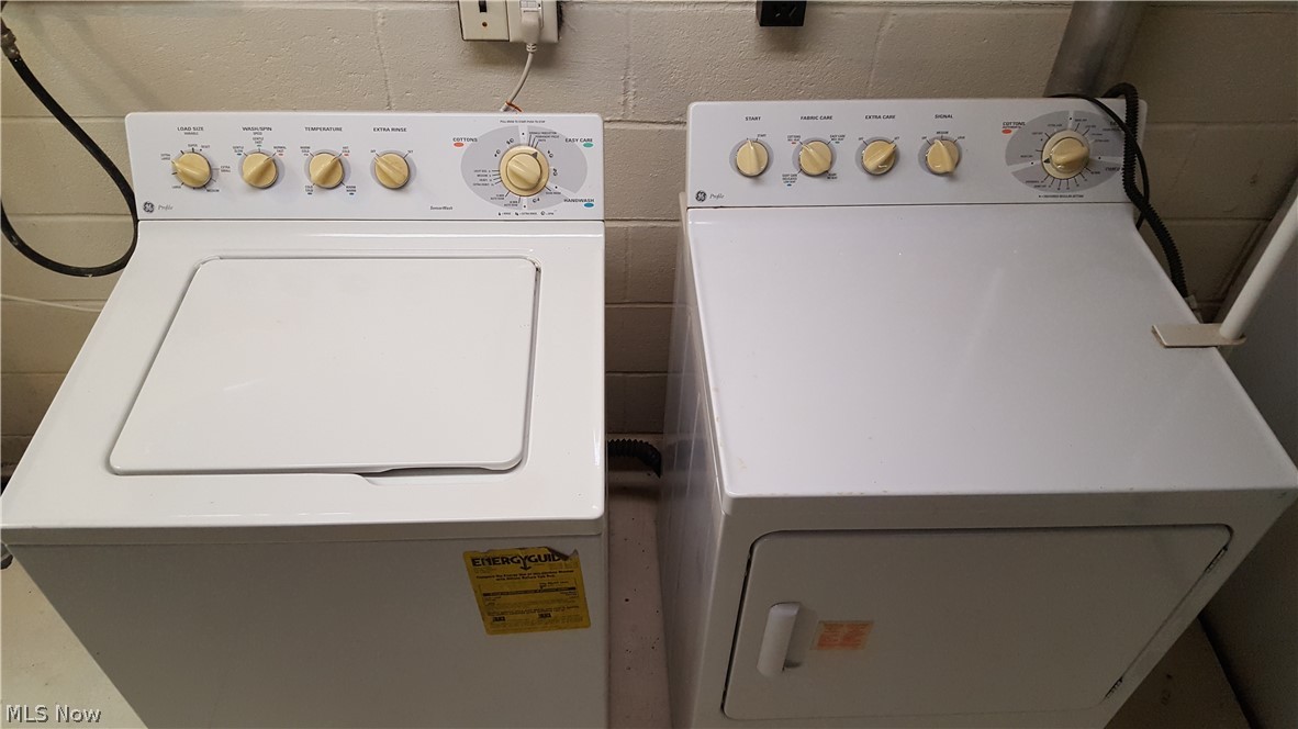 5982 Dunham Road Maple Heights, OH 44137 - Photo 14 of 18 The washer & dryer stay!