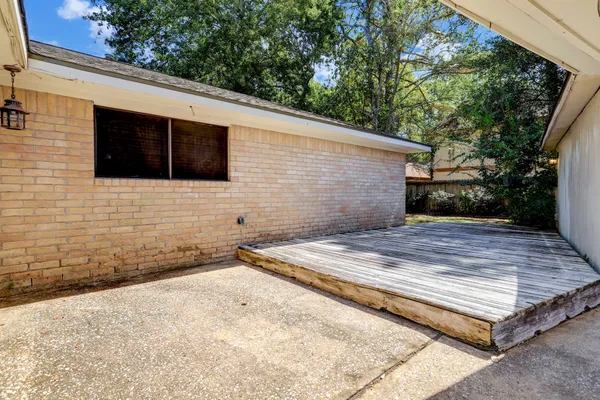 a view of a backyard