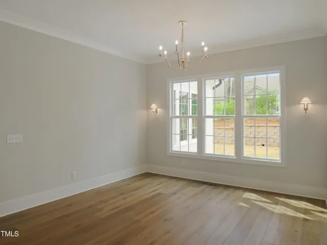 a spacious en suite bathroom with double sink and a mirror