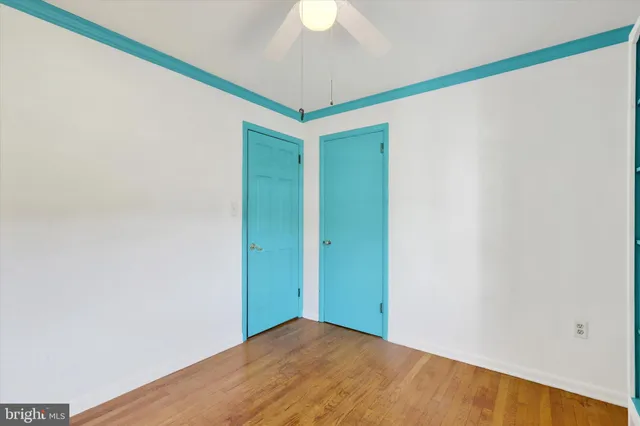 a view of empty room with a ceiling fan