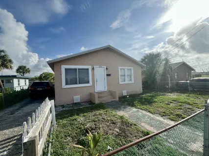 a house view with a backyard space
