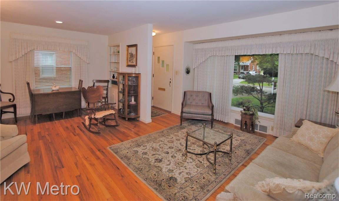 3635 Rockingham Road Royal Oak, MI 48073 - Photo 4 of 42 Living Room