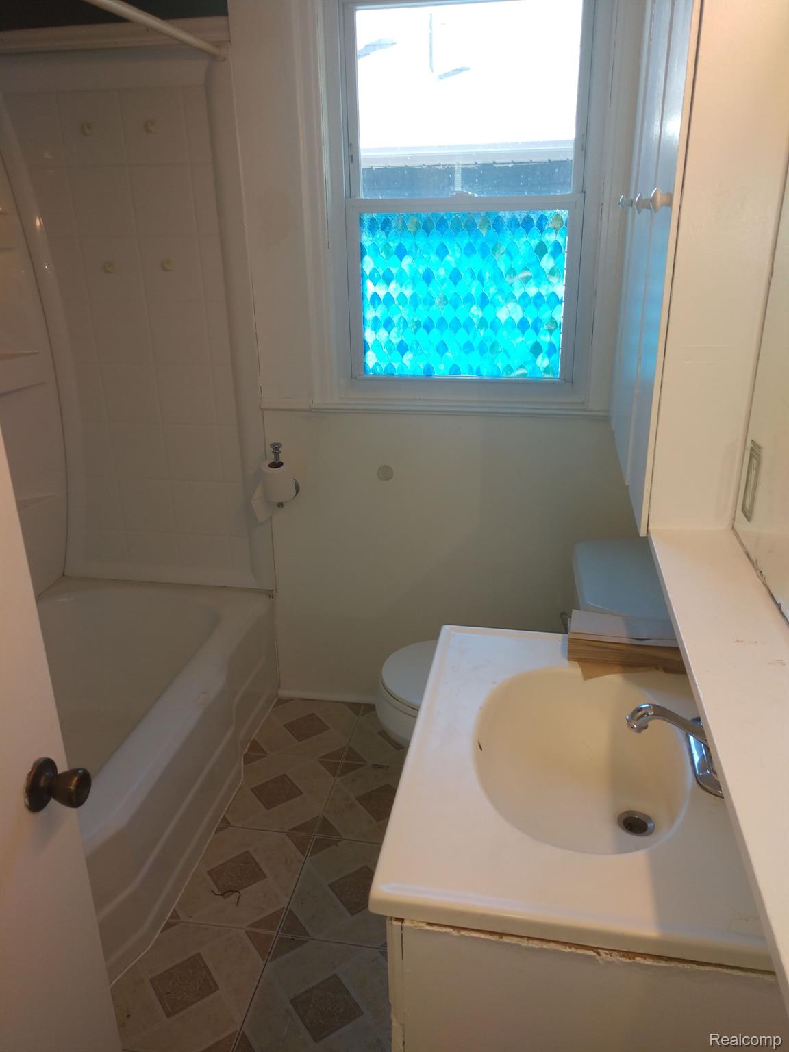 17947 Reed Street Melvindale, MI 48122 - Photo 11 of 25 FIRST FLOOR FULL BATH WITH TUB.