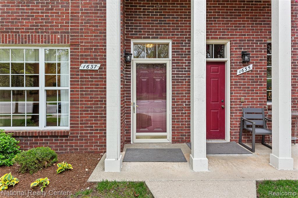 1637 Deepwood Circle Rochester, MI 48307 - Photo 3 of 34