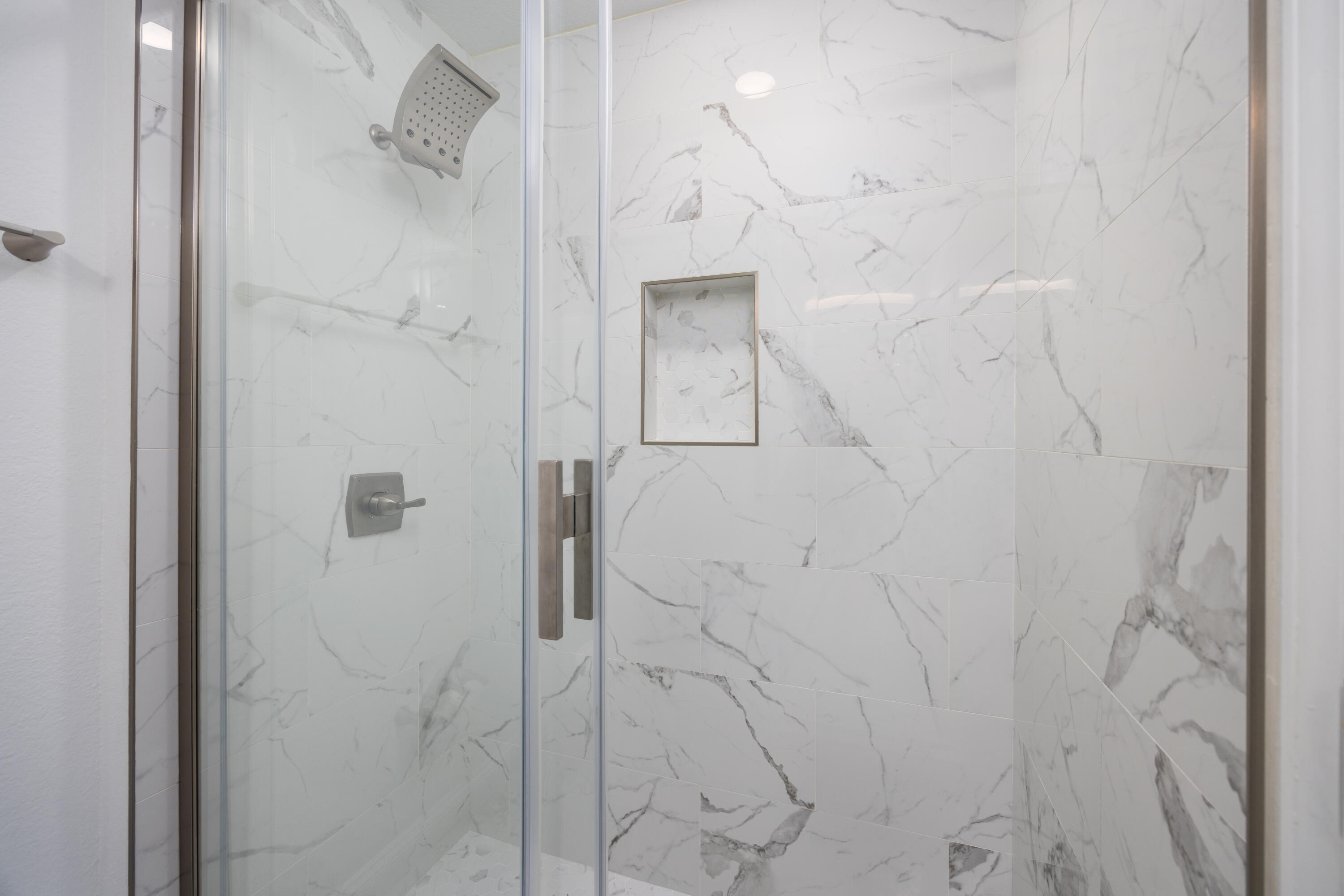 16 South Sand Palm Road Freeport, FL 32439 - Photo 15 of 32 a bathroom with a shower