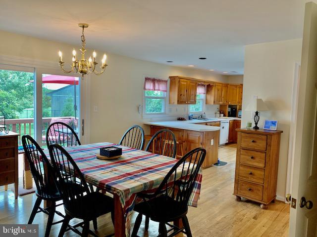 20260 Shelburne Glebe Road Purcellville, VA 20132 - Photo 4 of 14 Country kitchen with oak cabinets