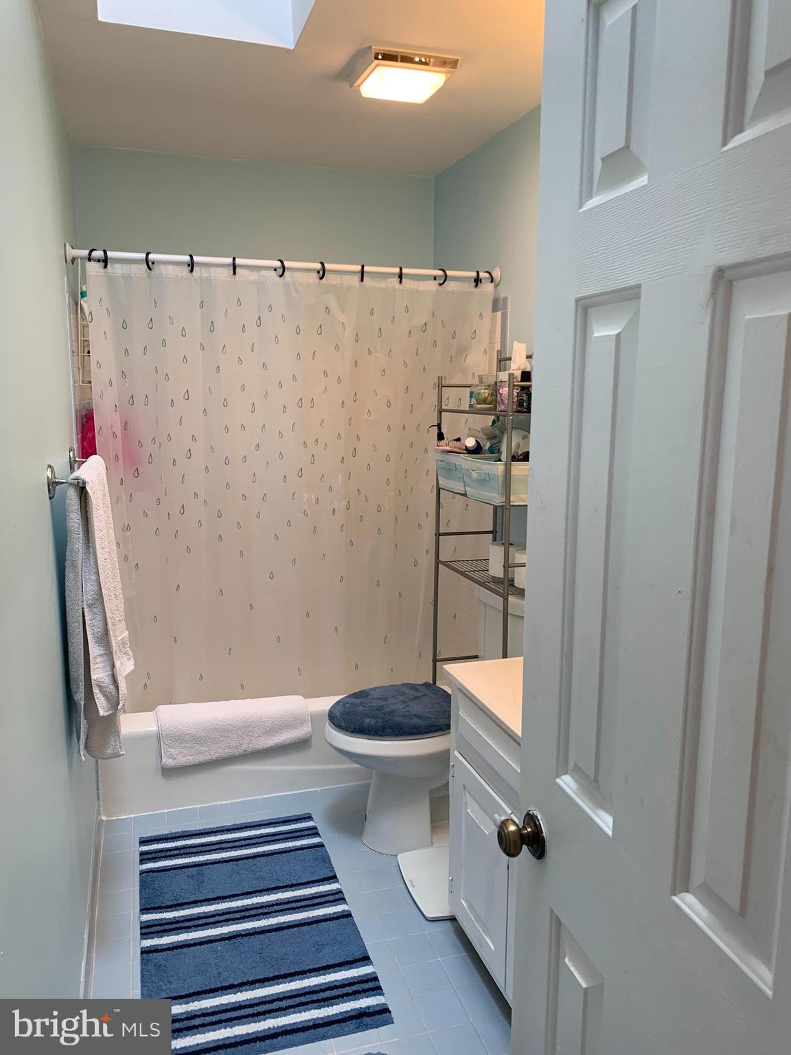 20260 Shelburne Glebe Road Purcellville, VA 20132 - Photo 10 of 14 Full upstairs bath