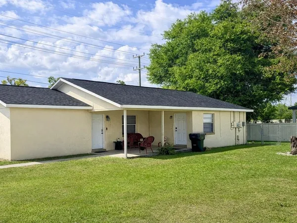 a view of a house with backyard and garden