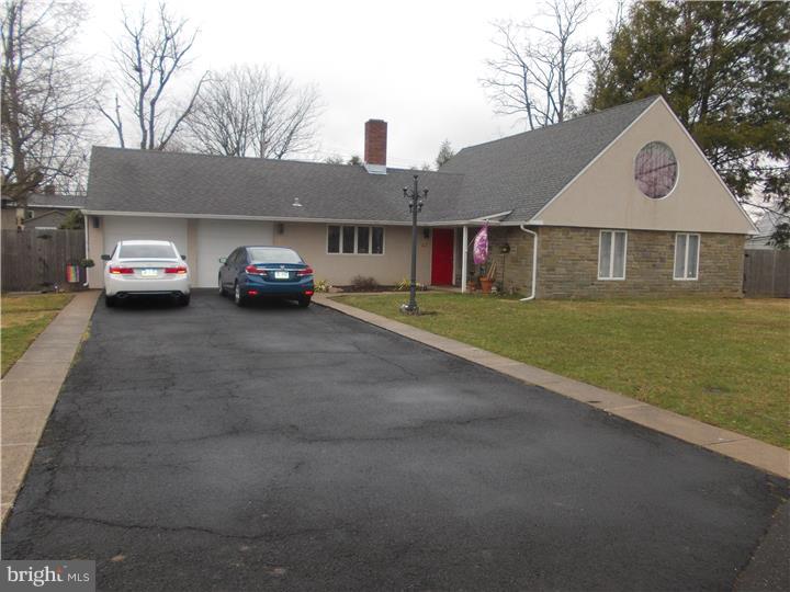 45 Round Hill Road Levittown, PA 19056 - Photo 2 of 25 Driveway