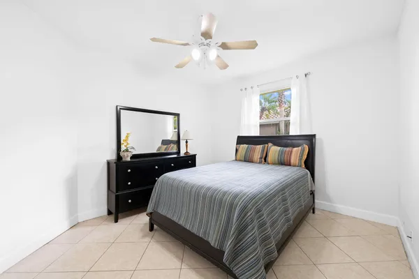 a en suite bathroom with a double vanity sink and a mirror