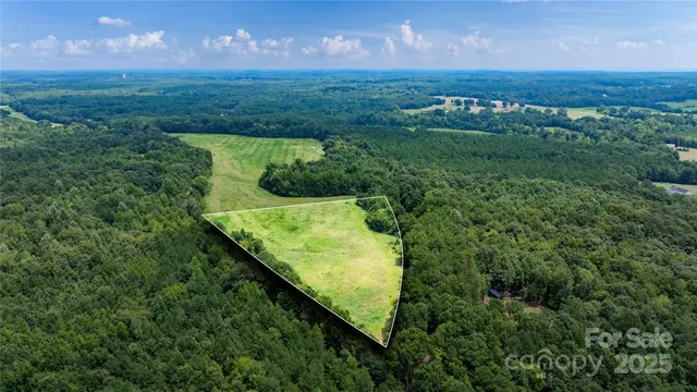 a view of a back yard of the green and green space