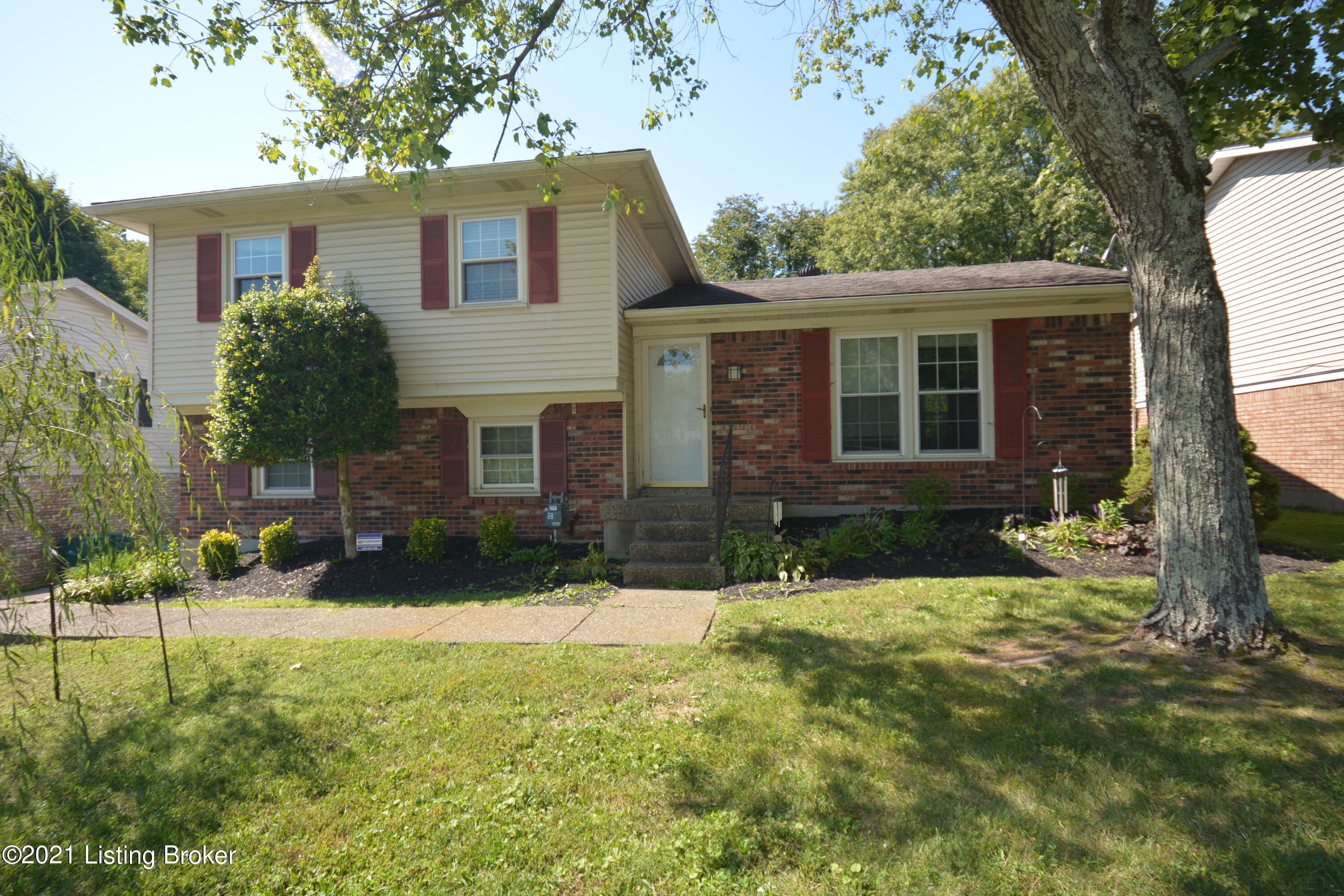 5522 Random Way Louisville, KY 40291 - Photo 1 of 14 DSC_0384