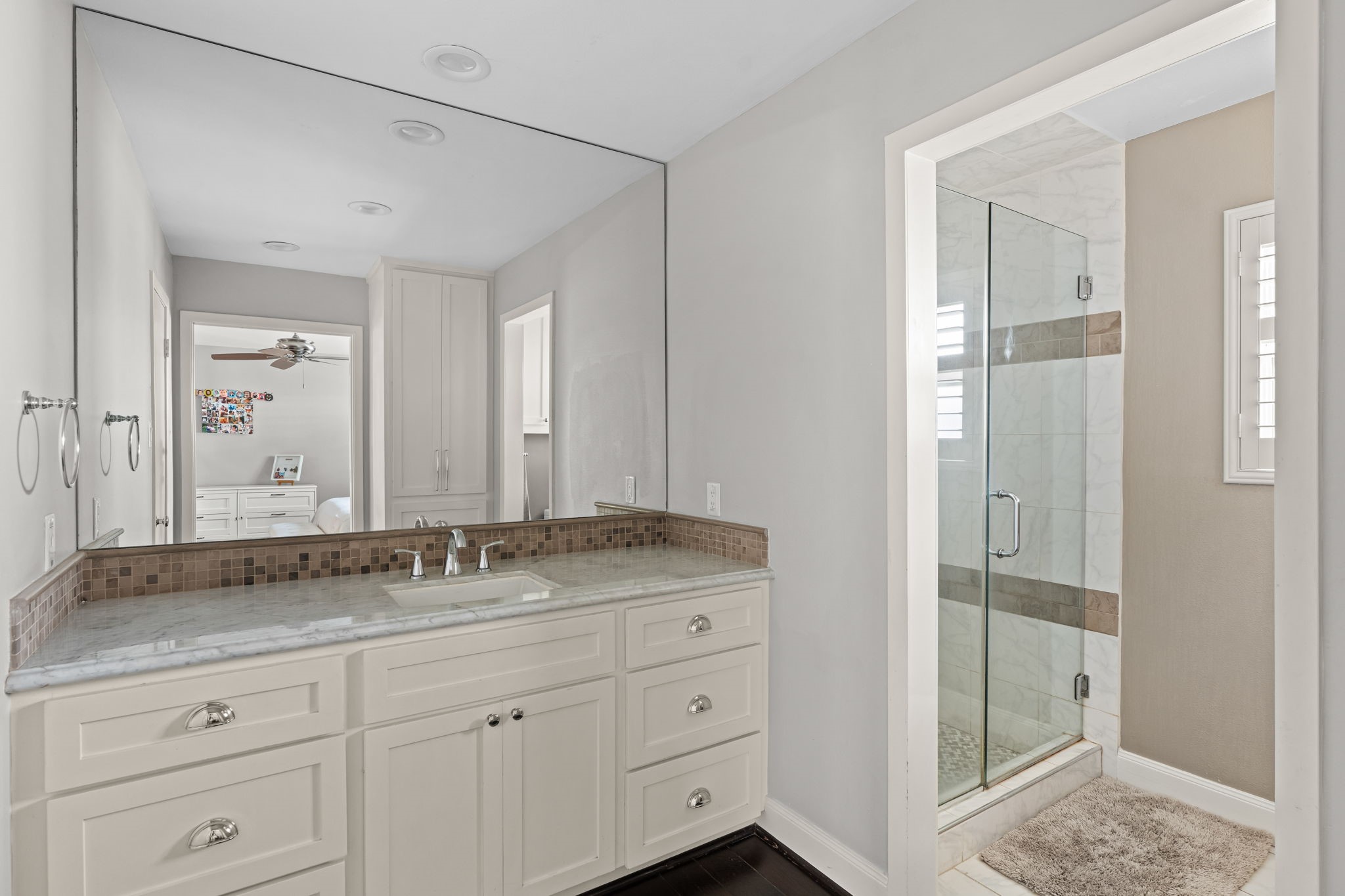 5743 Jason Street Houston, TX 77096 - Photo 17 of 26 Primary Bathroom