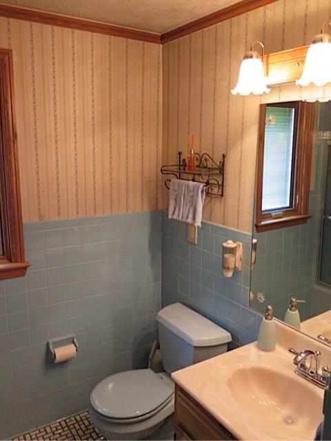 2453 Ridge Road McKeesport, PA 15135 - Photo 10 of 19 Main bathroom with ceramic floor.