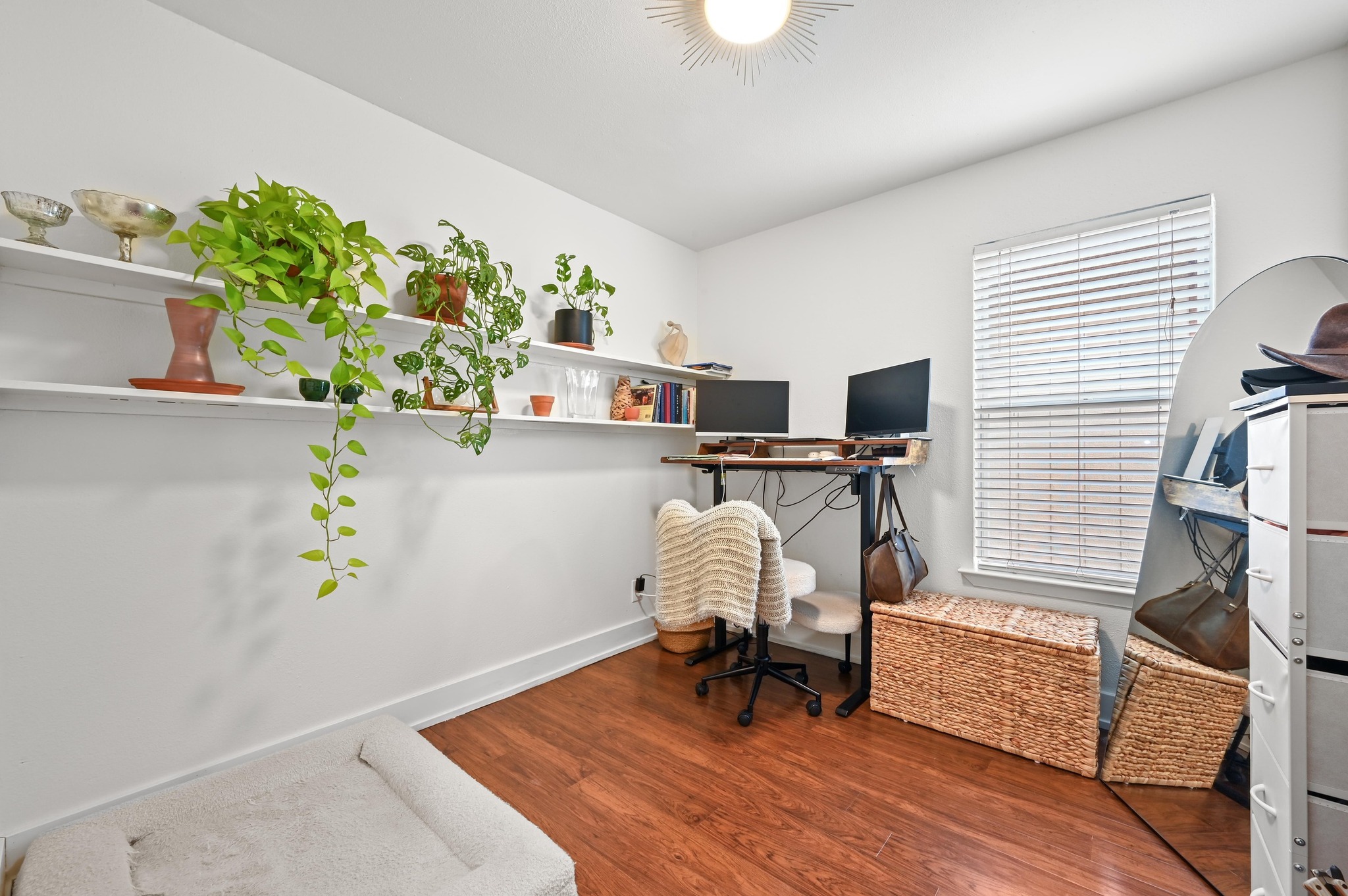 1005 Daphne Court Austin, TX 78704 - Photo 11 of 19 a workspace with furniture